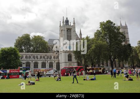 La vue de certains bâtiments depuis le Parliament Square Garden, Londres, Royaume-Uni. Banque D'Images