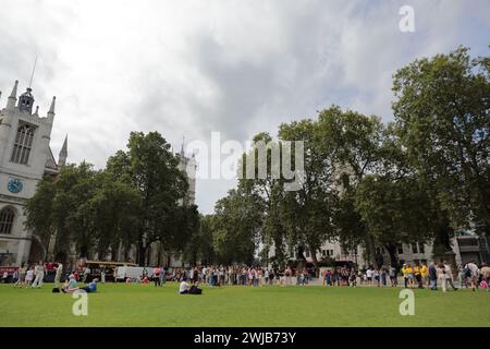 La vue de certains bâtiments depuis le Parliament Square Garden, Londres, Royaume-Uni. Banque D'Images