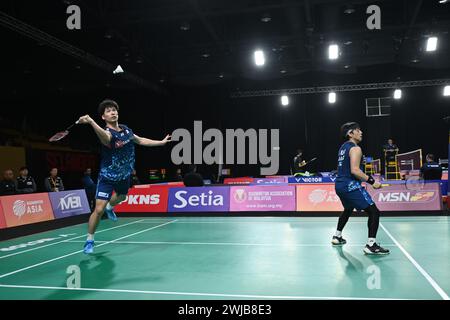 Shah Alam, Malaisie. 14 février 2024. Koga Akira/Saito Taichi (l) du Japon concourent dans le match de double contre NGE Joo Jie/Johann Prajogo de Singapour lors de la phase de groupes par équipe masculine au Badminton Asia Team Championships 2024 à Shah Alam, Selangor, Malaisie, le 14 février 2024. Crédit : Chong Voon Chung/Xinhua/Alamy Live News Banque D'Images