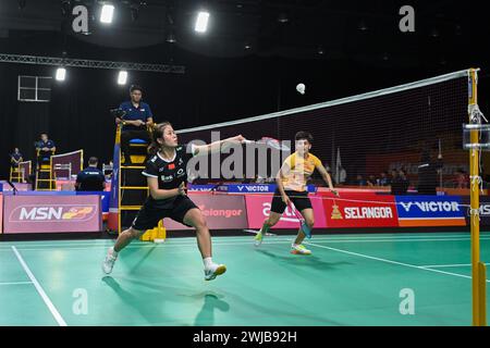 Shah Alam, Malaisie. 14 février 2024. Wu Luoyu (G) de Chine et Anmol Kharb d'Inde concourent dans leur match en simple lors de la phase de groupes par équipes féminines entre la Chine et l'Inde aux championnats d'Asie par équipes de Badminton 2024 à Shah Alam, Selangor, Malaisie, le 14 février 2024. Crédit : Chong Voon Chung/Xinhua/Alamy Live News Banque D'Images