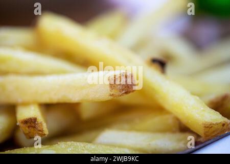 Berlin, Allemagne. 08 juillet 2023. Les frites sont dans une assiette. Crédit : Fernando Gutierrez-Juarez/dpa/Alamy Live News Banque D'Images