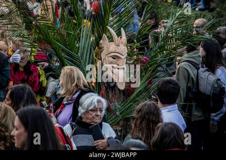 Lamego, Portugal. 13 février 2024. Caretos défilent à travers le village de Lazarim le jour du carnaval. Les gens en costumes de carnaval participent à Entrudo à Lazarim, une petite ville de la municipalité de Lamego, dans le nord du Portugal. Il est connu pour ses masques diaboliques et mystérieux appelés Caretos, en bois, et est considéré comme l'un des carnavals les plus traditionnels du Portugal, le 13 février 2024 à Lamego, Portugal. (Photo de Rita Franca/SOPA images/SIPA USA) crédit : SIPA USA/Alamy Live News Banque D'Images