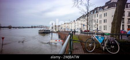 Haut niveau d'eau de la rivière IJssel avec barrière d'écrasement sous l'eau au boulevard de la tour ville Zutphen aux pays-Bas inondé Banque D'Images