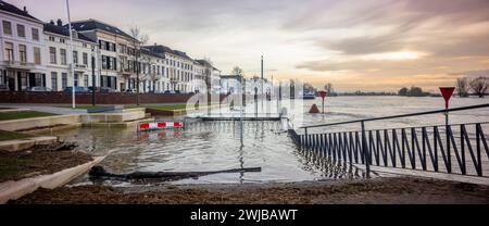 Haut niveau d'eau de la rivière IJssel avec barrière d'écrasement sous l'eau au boulevard de la tour ville Zutphen aux pays-Bas inondé Banque D'Images