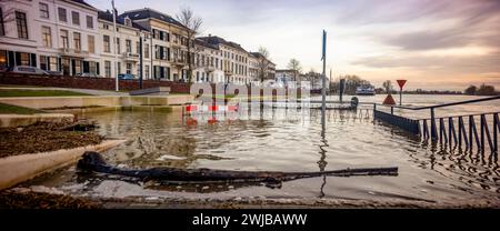 Haut niveau d'eau de la rivière IJssel avec barrière d'écrasement sous l'eau au boulevard de la tour ville Zutphen aux pays-Bas inondé Banque D'Images