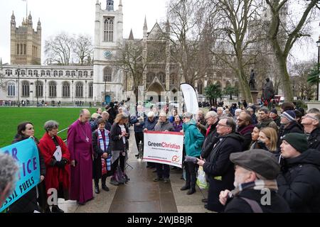 Manifestants chrétiens sur Parliament Square à Westminster, dans le centre de Londres, lors d'une veillée climatique de 240 heures. Date de la photo : mercredi 14 février 2024. Banque D'Images