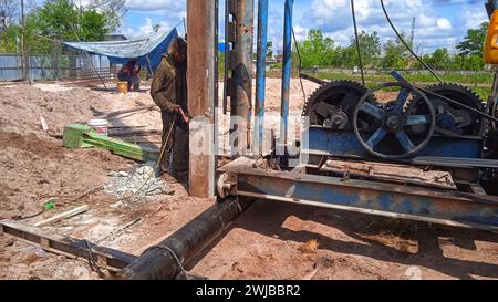 Machine de battage de pieux. Machine diesel de battage de pieux de marteau travaillant sur un chantier de construction Banque D'Images