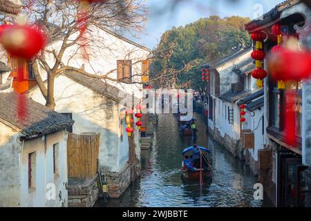 Pékin, province chinoise du Jiangsu. 14 février 2024. Les touristes visitent l'ancienne ville de Zhouzhuang à Kunshan, dans la province du Jiangsu de l'est de la Chine, le 14 février 2024. Les gens à travers la Chine apprécient la fête du printemps en cours de différentes manières. Crédit : Qi Liguang/Xinhua/Alamy Live News Banque D'Images