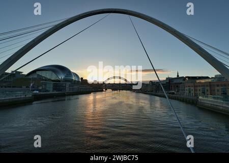 Newcastle Tyne Bridge vu du pont Millennium jusqu'à la rivière Tyne avec la maison de verre et Quayside Banque D'Images