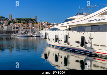 Magnifique IGY Vieux-Port de Cannes sur la Côte d'Azur, Côte d'Azur, France. Accostage pour bateaux et yachts de toutes tailles. Banque D'Images