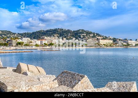 Magnifique IGY Vieux-Port de Cannes sur la Côte d'Azur, Côte d'Azur, France. Accostage pour bateaux et yachts de toutes tailles. Banque D'Images