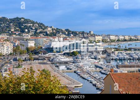 Magnifique IGY Vieux-Port de Cannes sur la Côte d'Azur, Côte d'Azur, France. Accostage pour bateaux et yachts de toutes tailles. Banque D'Images