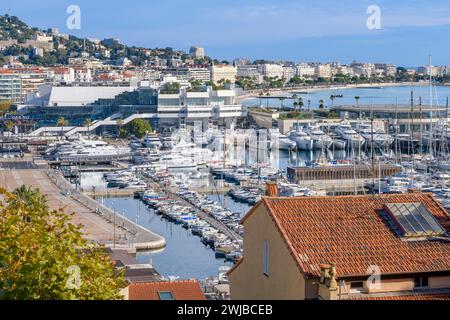 Magnifique IGY Vieux-Port de Cannes sur la Côte d'Azur, Côte d'Azur, France. Accostage pour bateaux et yachts de toutes tailles. Banque D'Images