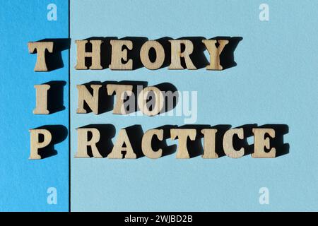 ASTUCE, acronyme de Theory into Practice en lettres de l'alphabet en bois isolées sur fond bleu Banque D'Images