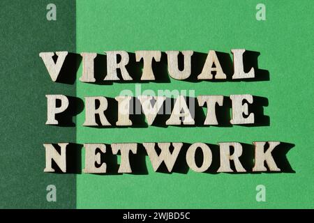 VPN, acronyme de Virtual Private Network, mots en lettres de l'alphabet en bois isolés sur fond vert Banque D'Images