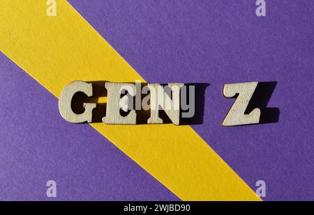 Gen Z, abréviation de génération Z, mots en lettres de l'alphabet en bois isolés sur fond violet et jaune comme titre de bannière Banque D'Images