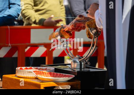 Maître de coupe de jambon, maître de couteau professionnel, Cortador de Jamon, homme coupant jambon placé dans un stand, gastronomie Banque D'Images