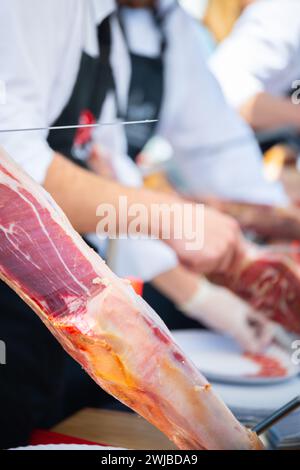 Maître de coupe de jambon, maître de couteau professionnel, Cortador de Jamon, homme coupant jambon placé dans un stand, gastronomie Banque D'Images