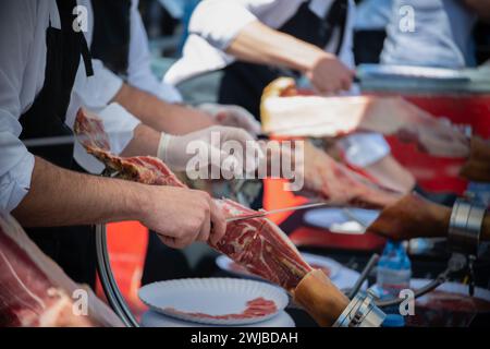 Maître de coupe de jambon, maître de couteau professionnel, Cortador de Jamon, homme coupant jambon placé dans un stand, gastronomie Banque D'Images