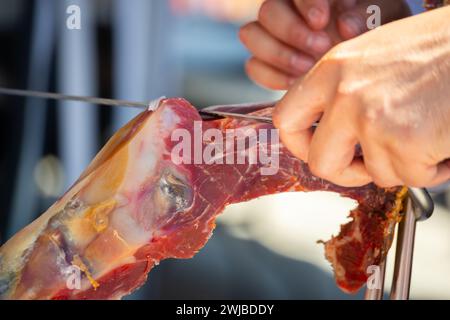 Maître de coupe de jambon, maître de couteau professionnel, Cortador de Jamon, homme coupant jambon placé dans un stand, gastronomie Banque D'Images