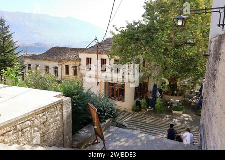 16 septembre 2023 - Gjirokastra en Albanie : les gens apprécient le centre-ville de la ville Banque D'Images