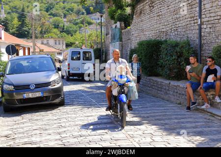 16 septembre 2023 - Gjirokastra en Albanie : les gens apprécient le centre-ville de la ville Banque D'Images