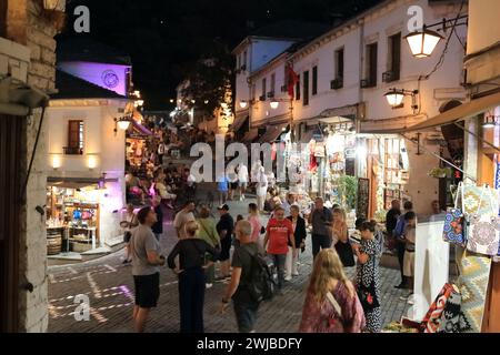 16 septembre 2023 - Gjirokastra en Albanie : les gens apprécient le centre-ville de la ville Banque D'Images