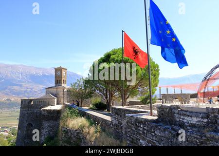 16 septembre 2023 - Gjirokastra en Albanie : les gens apprécient le château de la ville de l'intérieur Banque D'Images