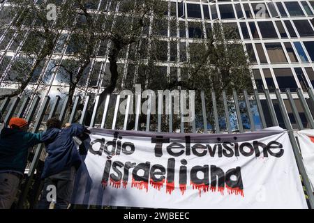 Rome, Italie. 14 février 2024. Une bannière contre la RAI devant le siège de la RAI à Viale Mazzini à Rome (crédit image : © Matteo Nardone/Pacific Press via ZUMA Press Wire) USAGE ÉDITORIAL SEULEMENT ! Non destiné à UN USAGE commercial ! Banque D'Images