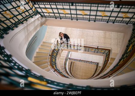 14 février 2024, Saxe-Anhalt, Magdebourg : Katja Wilken, vice-présidente de l'Office fédéral de l'administration, se tient dans la cage d'escalier de l'ancien bâtiment Deutsche Post, dans le centre-ville nord de Magdebourg. L'Office fédéral de l'administration (BVA) y a trouvé un nouvel emplacement. La propriété située dans le bâtiment classé a été officiellement inaugurée le 14 février 2024. L'autorité était déjà basée à Magdebourg depuis 2020, mais dans des locaux temporaires beaucoup plus petits. Après Cologne et Berlin, Magdebourg devrait être étendu à un autre grand emplacement BVA, a-t-on rapporté. Le BVA a un tota Banque D'Images