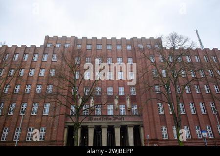 14 février 2024, Saxe-Anhalt, Magdebourg : ancien bâtiment de Deutsche Post dans le centre-ville nord de Magdebourg. L'Office fédéral de l'administration (BVA) y a trouvé un nouvel emplacement. La propriété située dans le bâtiment classé a été officiellement inaugurée le 14 février 2024. L'autorité était déjà basée à Magdebourg depuis 2020, mais dans des locaux temporaires beaucoup plus petits. Après Cologne et Berlin, Magdebourg devrait être étendu à un autre grand emplacement BVA, a-t-on rapporté. La BVA compte au total 23 sites en Allemagne et emploie environ 6 000 personnes. Photo : Klaus-Dietmar Gabbert/dpa Banque D'Images