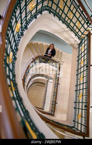 14 février 2024, Saxe-Anhalt, Magdebourg : Katja Wilken, vice-présidente de l'Office fédéral de l'administration, se tient dans la cage d'escalier de l'ancien bâtiment Deutsche Post, dans le centre-ville nord de Magdebourg. L'Office fédéral de l'administration (BVA) y a trouvé un nouvel emplacement. La propriété située dans le bâtiment classé a été officiellement inaugurée le 14 février 2024. L'autorité était déjà basée à Magdebourg depuis 2020, mais dans des locaux temporaires beaucoup plus petits. Après Cologne et Berlin, Magdebourg devrait être étendu à un autre grand emplacement BVA, a-t-on rapporté. Le BVA a un tota Banque D'Images