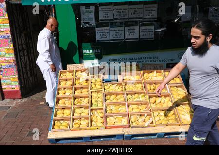 Mangues pakistanaises en vente dans le quartier de Bury Park de Luton, qui abrite une grande communauté ethnique pakistanaise, au Royaume-Uni Banque D'Images