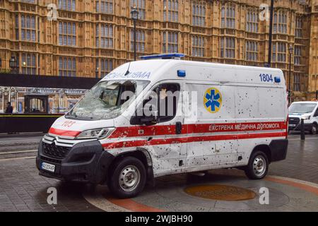 Londres, Royaume-Uni. 14 février 2024. Une ambulance criblée de trous de balles a été exposée devant le Parlement britannique avec d'autres objets appartenant à des ambulanciers paramédicaux, à l'approche du deuxième anniversaire de l'invasion russe de l'Ukraine. Crédit : Vuk Valcic/Alamy Banque D'Images