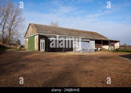 Wickhambrook, Suffolk - 21 janvier 2020 : bâtiment agricole et cour détachés Banque D'Images