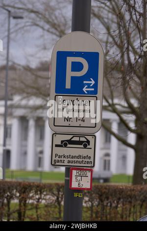 Coblence, Allemagne. 14 février 2024. Voitures garées dans une zone de stationnement des résidents à Coblence. Les frais sont calculés à l'aide de la formule suivante : longueur fois largeur fois 45 cents fois 52 semaines. Il existe environ 6000 permis de stationnement à Coblence, principalement dans le centre-ville et les quartiers voisins. Crédit : Thomas Frey/dpa/Alamy Live News Banque D'Images