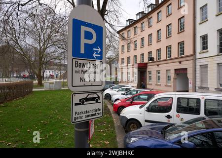 Coblence, Allemagne. 14 février 2024. Voitures garées dans une zone de stationnement des résidents à Coblence. Les frais sont calculés à l'aide de la formule suivante : longueur fois largeur fois 45 cents fois 52 semaines. Il existe environ 6000 permis de stationnement à Coblence, principalement dans le centre-ville et les quartiers voisins. Crédit : Thomas Frey/dpa/Alamy Live News Banque D'Images