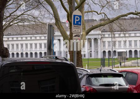 Coblence, Allemagne. 14 février 2024. Voitures garées dans une zone de stationnement des résidents à Coblence. Les frais sont calculés à l'aide de la formule suivante : longueur fois largeur fois 45 cents fois 52 semaines. Il existe environ 6000 permis de stationnement à Coblence, principalement dans le centre-ville et les quartiers voisins. Crédit : Thomas Frey/dpa/Alamy Live News Banque D'Images