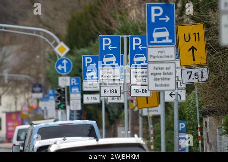 Coblence, Allemagne. 14 février 2024. Des panneaux réglementent l'autorisation de stationnement dans une rue de la banlieue de Coblence. Crédit : Thomas Frey/dpa/Alamy Live News Banque D'Images