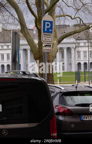 Coblence, Allemagne. 14 février 2024. Voitures garées dans une zone de stationnement des résidents à Coblence. Les frais sont calculés à l'aide de la formule suivante : longueur fois largeur fois 45 cents fois 52 semaines. Il existe environ 6000 permis de stationnement à Coblence, principalement dans le centre-ville et les quartiers voisins. Crédit : Thomas Frey/dpa/Alamy Live News Banque D'Images