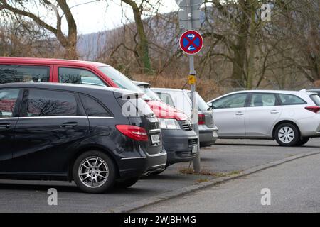 Coblence, Allemagne. 14 février 2024. Voitures garées dans une zone interdite à Coblence. Crédit : Thomas Frey/dpa/Alamy Live News Banque D'Images