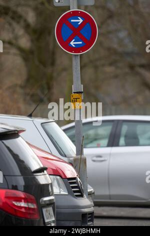 Coblence, Allemagne. 14 février 2024. Voitures garées dans une zone interdite à Coblence. Crédit : Thomas Frey/dpa/Alamy Live News Banque D'Images