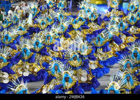 Rio, Brésil - 12 février 2024 : défilés des écoles de samba Paraiso do Tuiuti du groupe spécial, pendant le carnaval dans la ville de Rio de Janei Banque D'Images