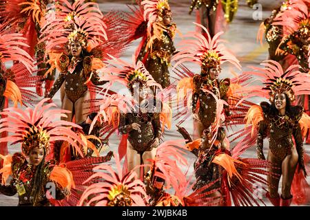 Rio, Brésil - 12 février 2024 : défilés des écoles de samba Paraiso do Tuiuti du groupe spécial, pendant le carnaval dans la ville de Rio de Janei Banque D'Images