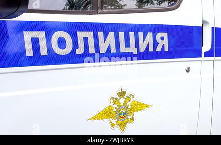 Samara, Russie - 27 mai 2023 : inscription 'police' sur le panneau de la voiture de police russe Banque D'Images