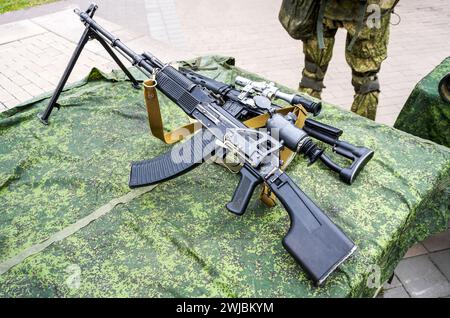 Samara, Russie - 27 mai 2023 : mitrailleuse Kalachnikov russe. Armes à feu russes, fusils d'assaut Banque D'Images