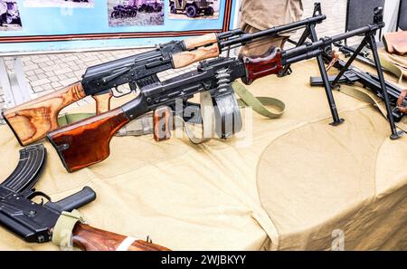 Samara, Russie - 27 mai 2023 : mitrailleuses Kalachnikov russes. Armes à feu russes, fusils d'assaut Banque D'Images