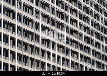 Façade grise d'un immeuble de grande hauteur dans le centre de berlin Banque D'Images