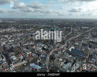 Vue aérienne drone sur la cathédrale d'Utrecht dans un échafaudage pour rénovation. Église gothique au milieu de la ville hollandaise d'Utrecht . Monument et ville Banque D'Images