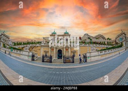 BUDAPEST, HONGRIE-23 AOÛT 2021 : entrée de la rue au château Garden Bazaar, centre culturel, complexe néo-renaissance du 19e siècle, rénové, avec exh Banque D'Images